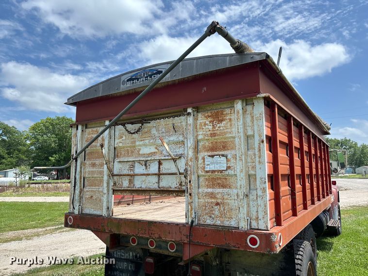 image for item FC1767 1979 International 1724 grain truck