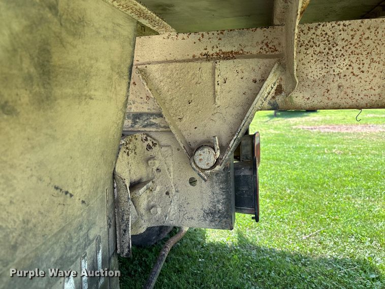 image for item FC1767 1979 International 1724 grain truck