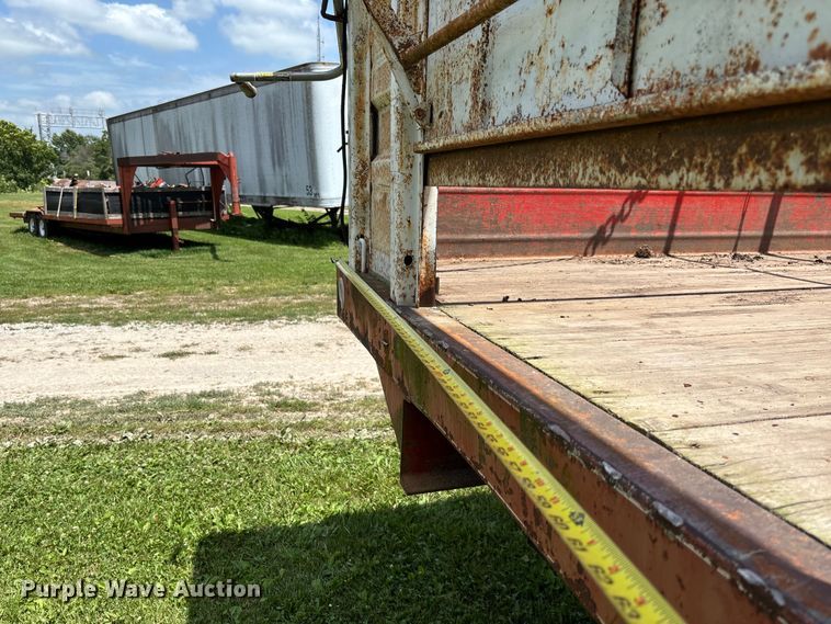 image for item FC1767 1979 International 1724 grain truck