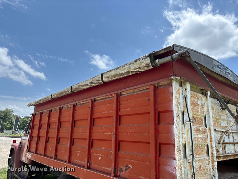 image for item FC1767 1979 International 1724 grain truck