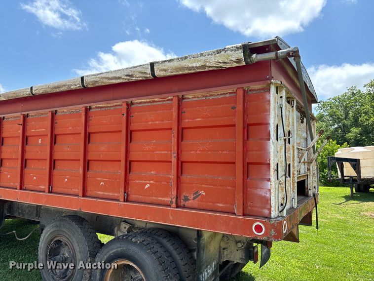 image for item FC1767 1979 International 1724 grain truck