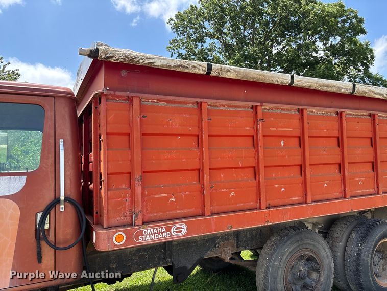 image for item FC1767 1979 International 1724 grain truck