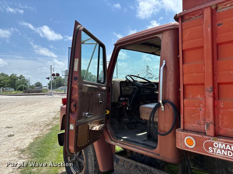 image for item FC1767 1979 International 1724 grain truck
