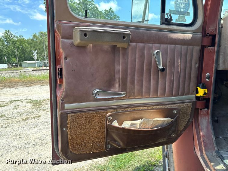 image for item FC1767 1979 International 1724 grain truck