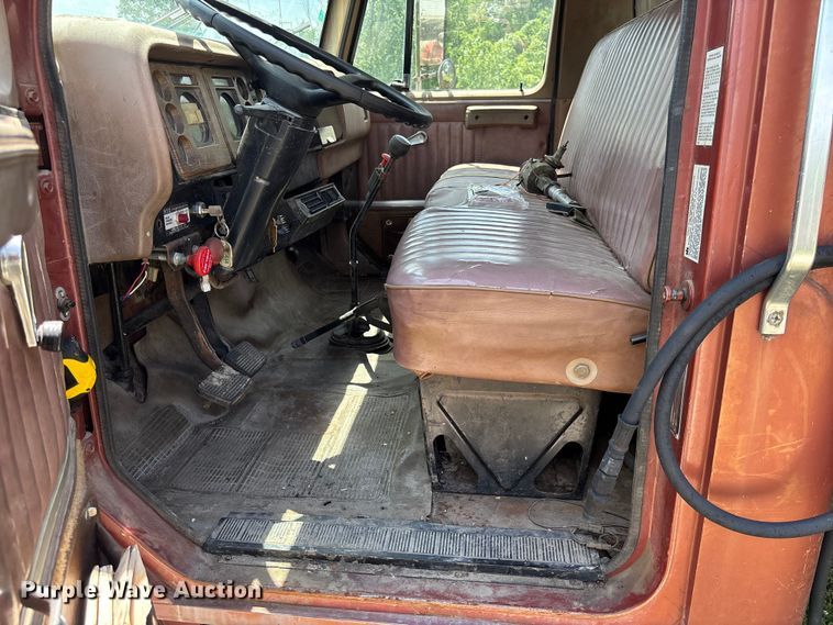 image for item FC1767 1979 International 1724 grain truck