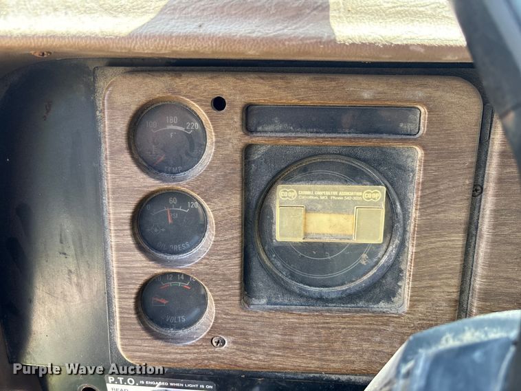 image for item FC1767 1979 International 1724 grain truck