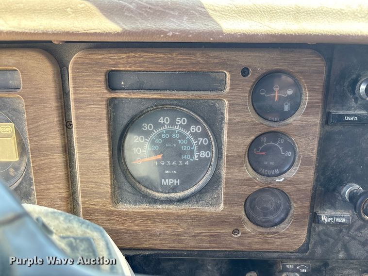 image for item FC1767 1979 International 1724 grain truck