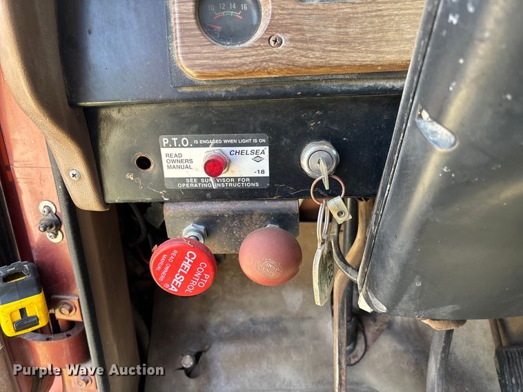 image for item FC1767 1979 International 1724 grain truck