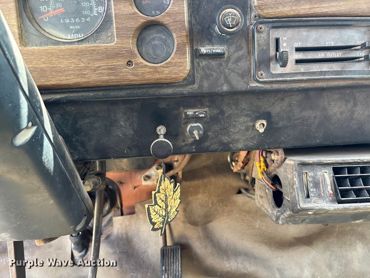 image for item FC1767 1979 International 1724 grain truck
