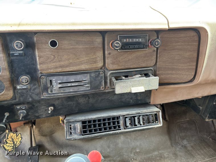 image for item FC1767 1979 International 1724 grain truck