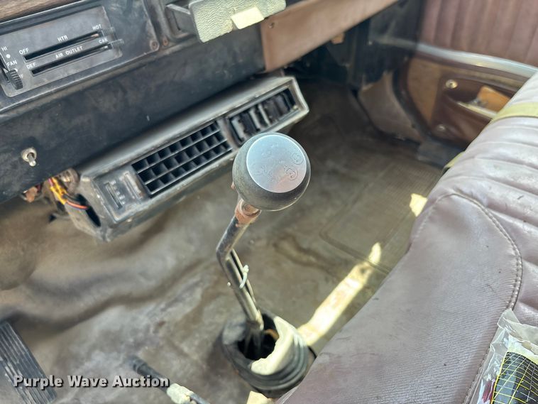 image for item FC1767 1979 International 1724 grain truck