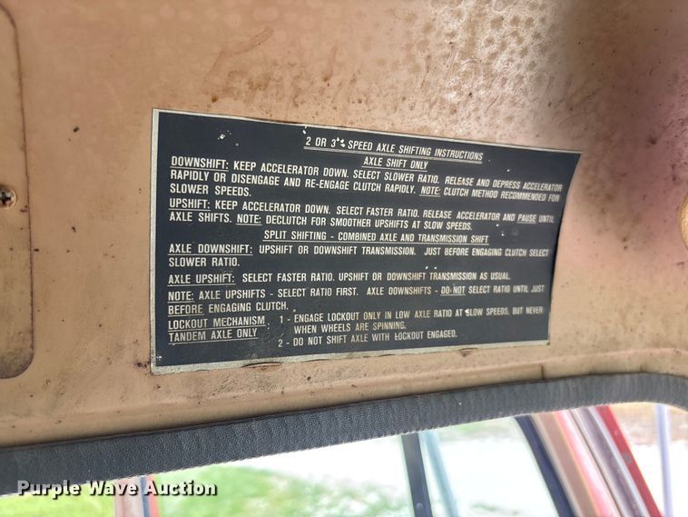 image for item FC1767 1979 International 1724 grain truck