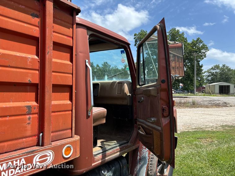 image for item FC1767 1979 International 1724 grain truck