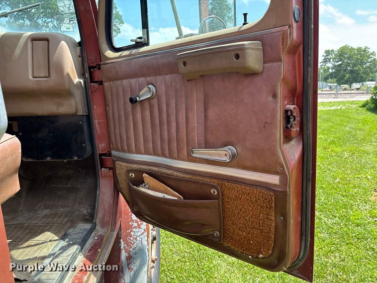 image for item FC1767 1979 International 1724 grain truck