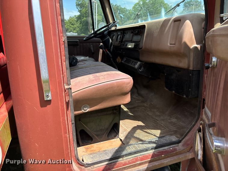 image for item FC1767 1979 International 1724 grain truck