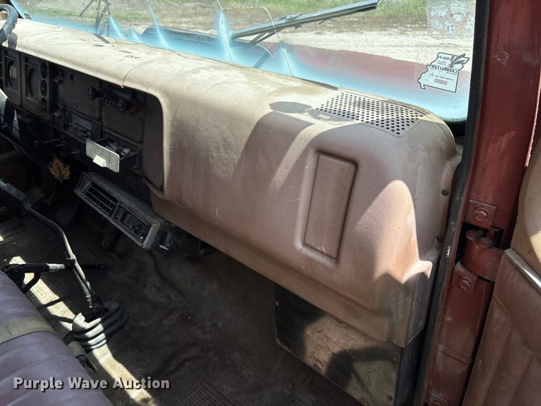 image for item FC1767 1979 International 1724 grain truck