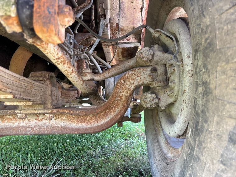 image for item FC1767 1979 International 1724 grain truck