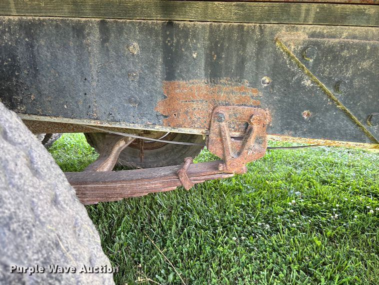 image for item FC1767 1979 International 1724 grain truck