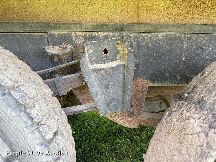 image for item FC1767 1979 International 1724 grain truck