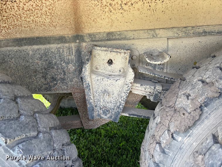image for item FC1767 1979 International 1724 grain truck