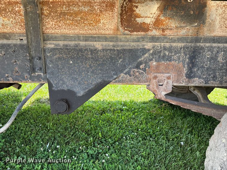 image for item FC1767 1979 International 1724 grain truck