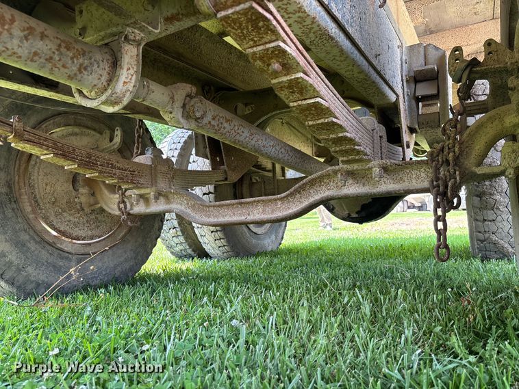 image for item FC1767 1979 International 1724 grain truck
