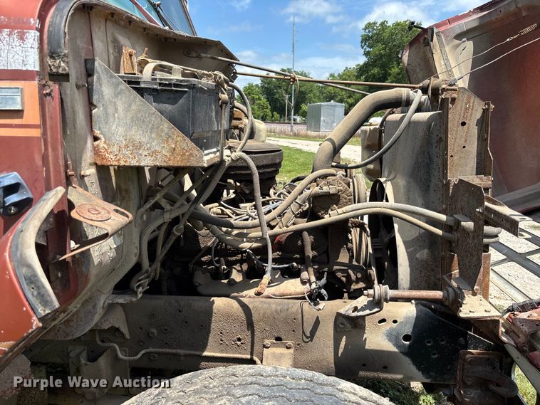 image for item FC1767 1979 International 1724 grain truck