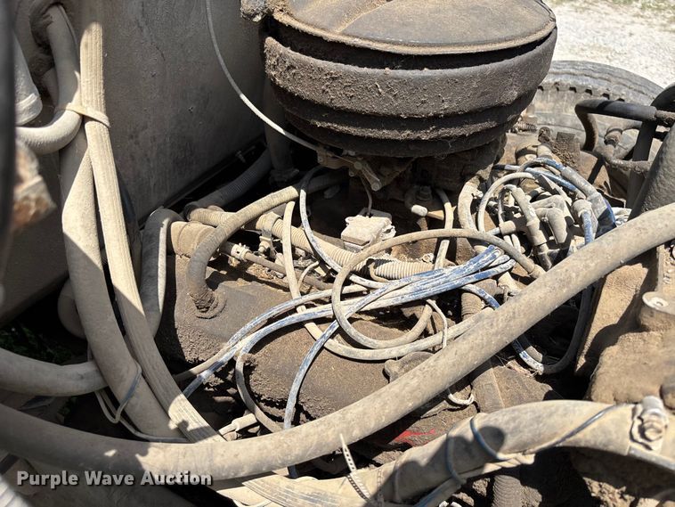 image for item FC1767 1979 International 1724 grain truck