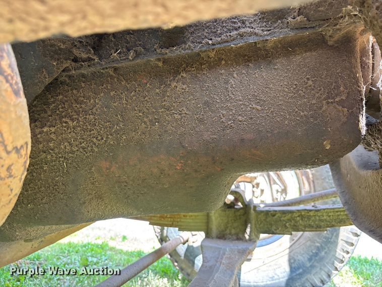 image for item FC1767 1979 International 1724 grain truck