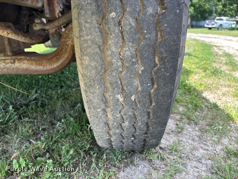 image for item FC1767 1979 International 1724 grain truck