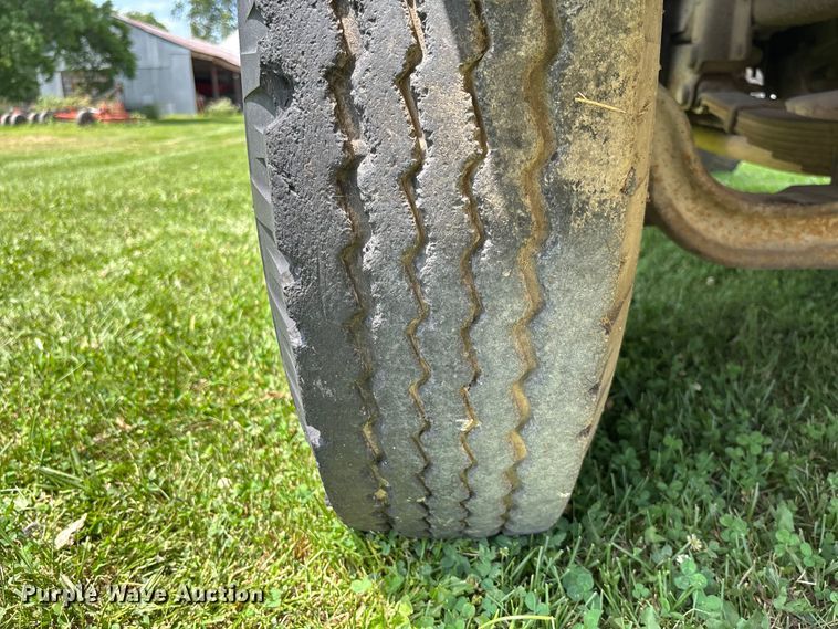 image for item FC1767 1979 International 1724 grain truck