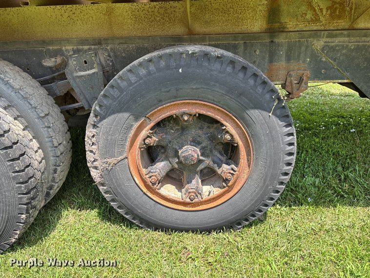 image for item FC1767 1979 International 1724 grain truck