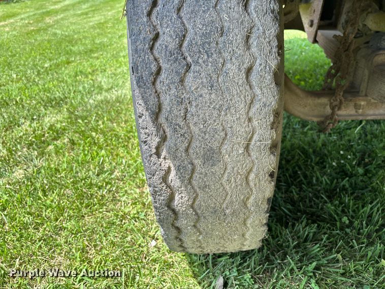 image for item FC1767 1979 International 1724 grain truck
