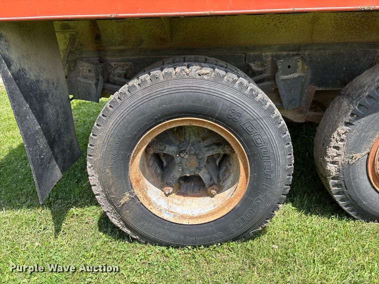 image for item FC1767 1979 International 1724 grain truck
