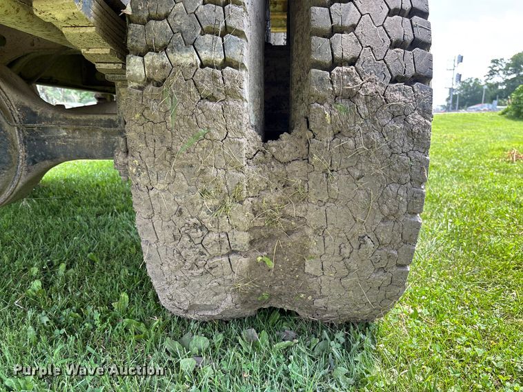 image for item FC1767 1979 International 1724 grain truck