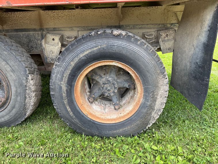 image for item FC1767 1979 International 1724 grain truck