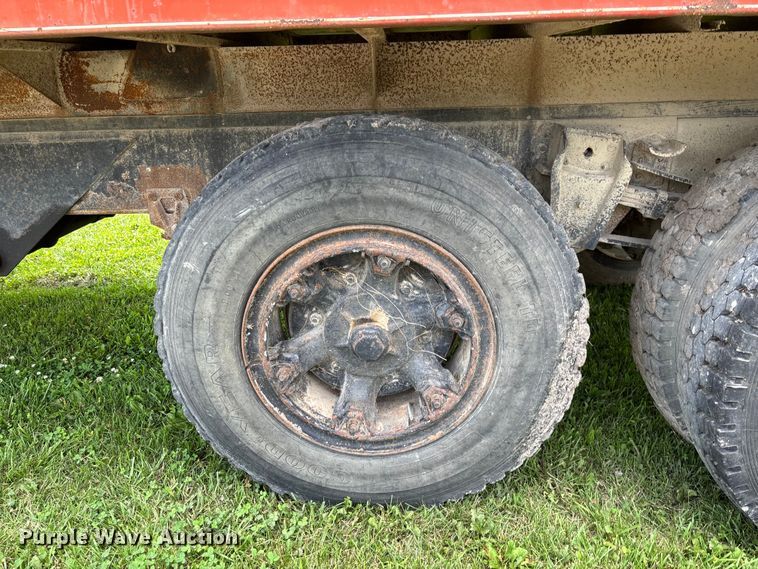 image for item FC1767 1979 International 1724 grain truck