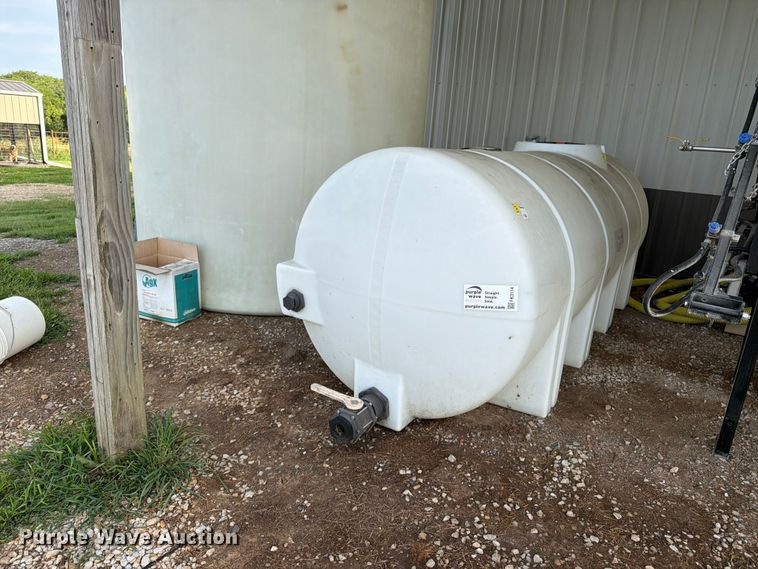 image for item FK3114 1,025 gallon poly tank