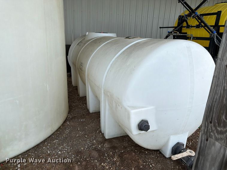 image for item FK3114 1,025 gallon poly tank