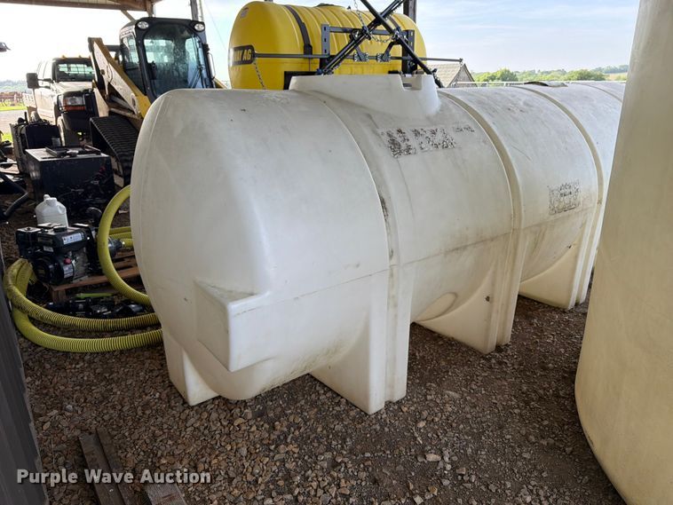 image for item FK3114 1,025 gallon poly tank