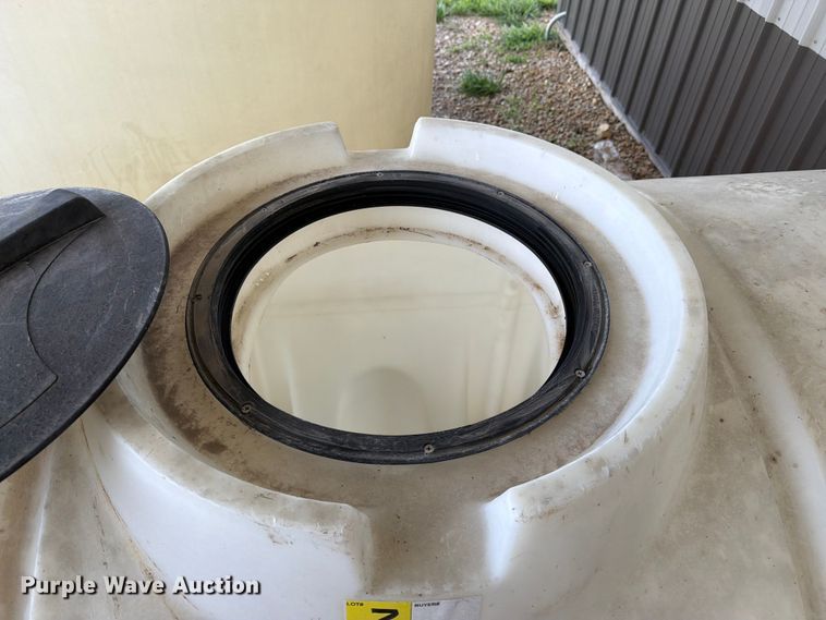 image for item FK3114 1,025 gallon poly tank