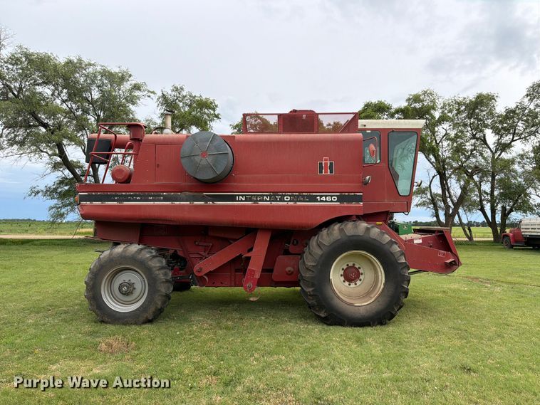 image for item NJ9073 1982 International 1460 combine