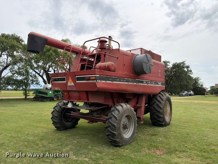 image for item NJ9073 1982 International 1460 combine