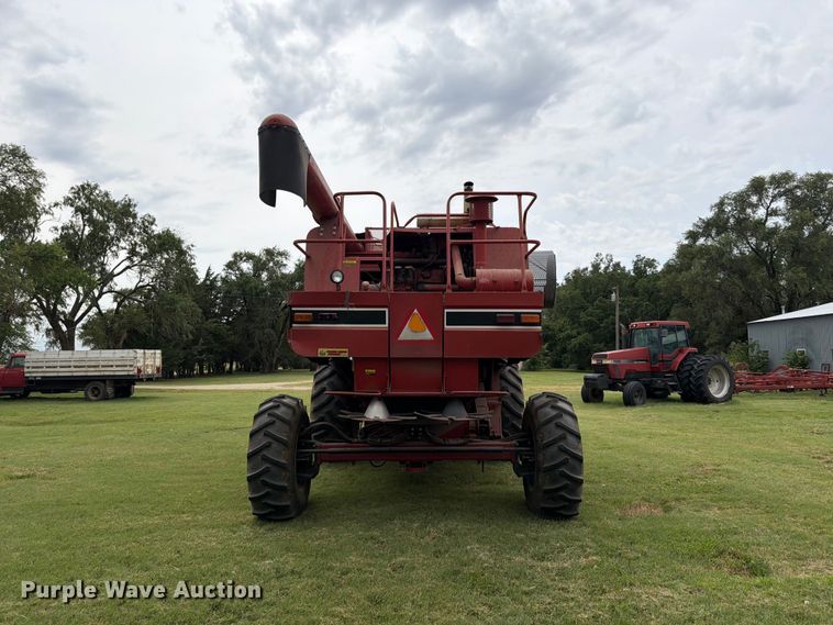image for item NJ9073 1982 International 1460 combine