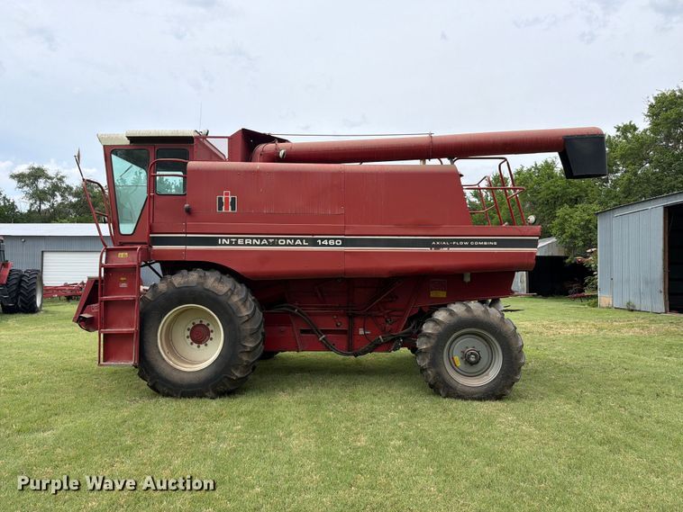 image for item NJ9073 1982 International 1460 combine