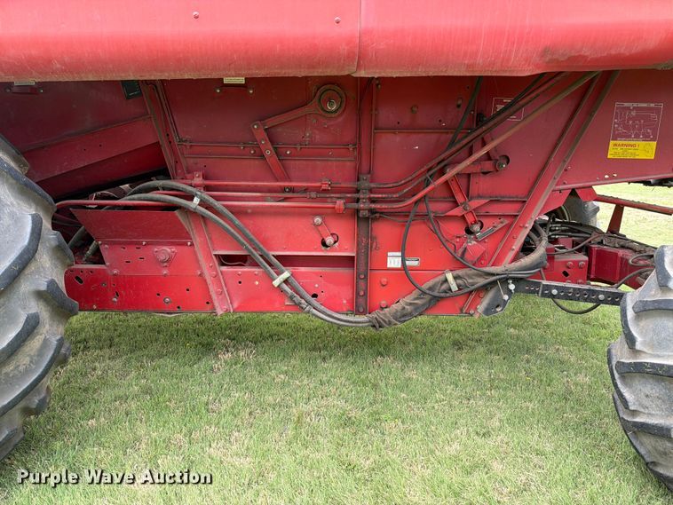 image for item NJ9073 1982 International 1460 combine