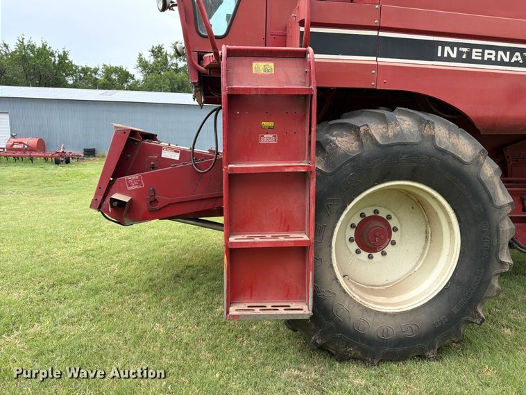 image for item NJ9073 1982 International 1460 combine