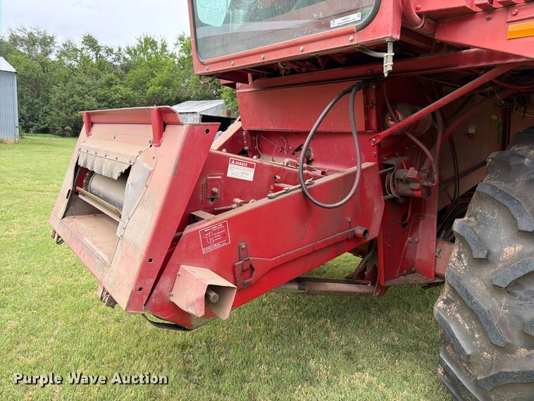 image for item NJ9073 1982 International 1460 combine