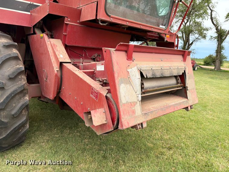 image for item NJ9073 1982 International 1460 combine