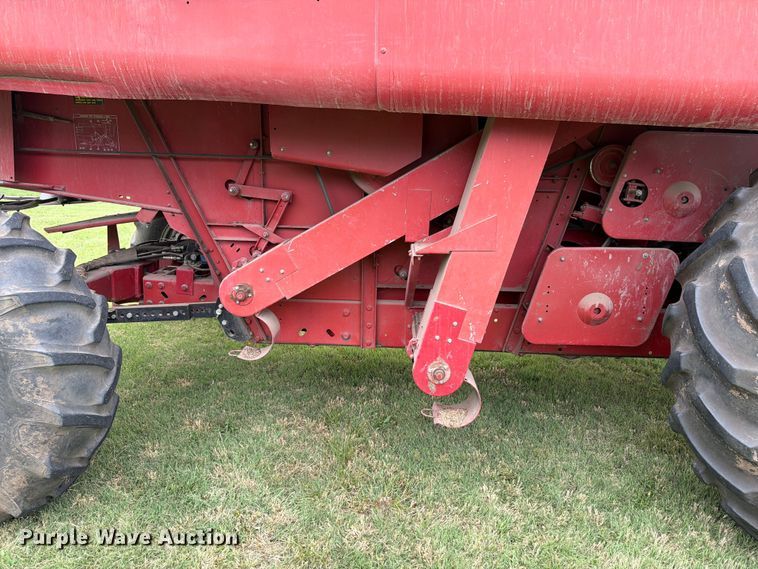 image for item NJ9073 1982 International 1460 combine